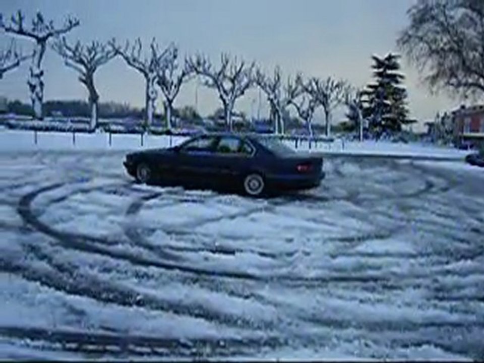 "Drift" BMW 725 tds E38 dans la neige !