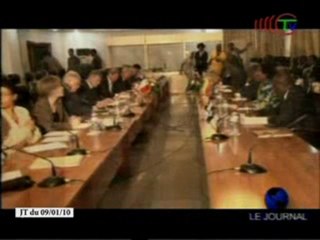 Bernard Kouchner confère avec son homologue congolais