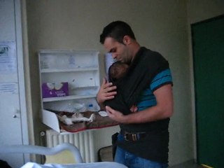 Qd Eric cherche à calmer Tristan à la maternité