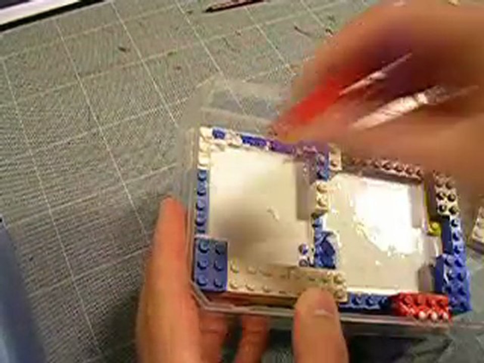 Démoulage d'un moule de silicone sur son master.