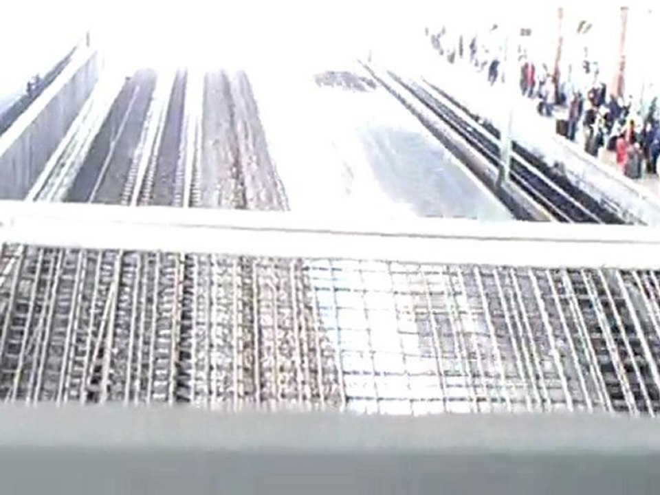 Passage d'un Um de TGV Duplex et Réseau à Aix TGV