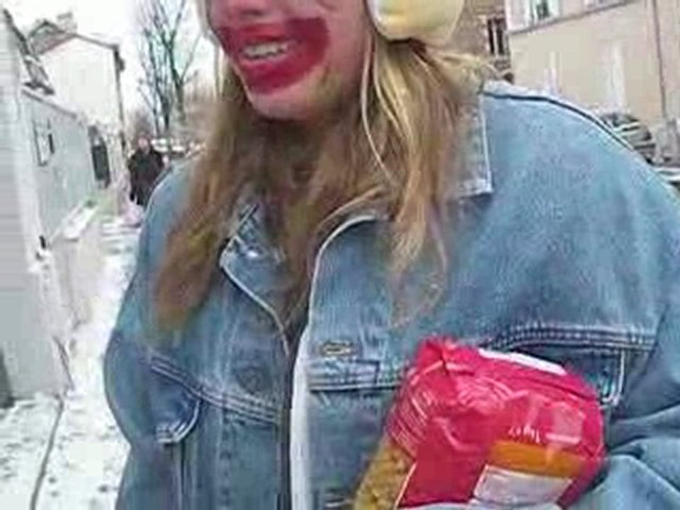 Magazin rouge dans la garenne ... et pas RUE VOLTAIRE mdrrr