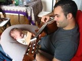 Eric donne son premier cours de guitare à son fils