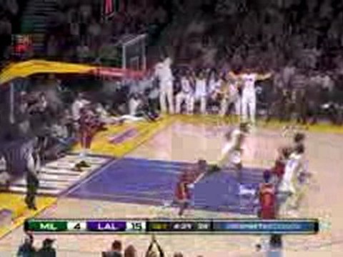 Andrew Bynum converts the alley-oop pass into a monster two-