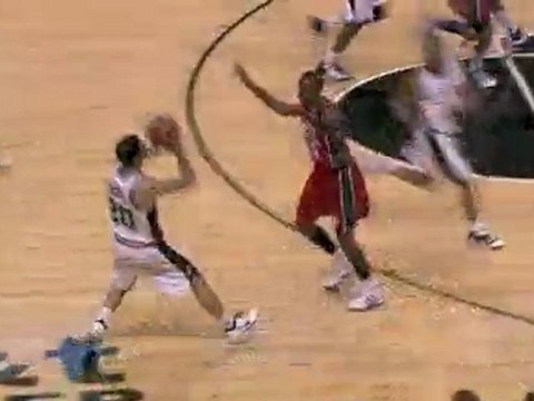 Tony Parker dumps the ball inside the paint to Tim Duncan, w