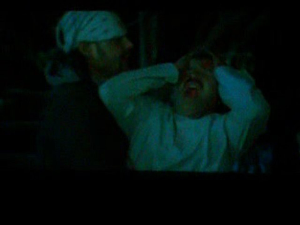 DanBir attaque un des méchants dans le film népalais éponyme