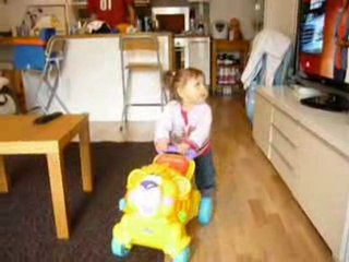 Maely et ses 1ers pas