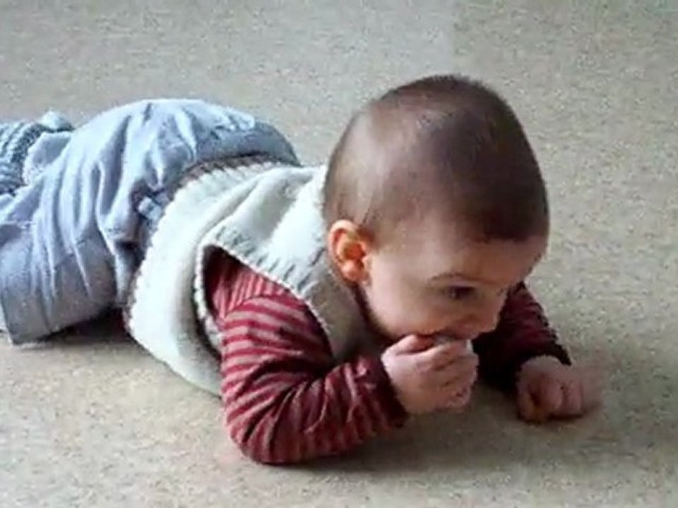 NOE 8 mois j'adore ramper !!!