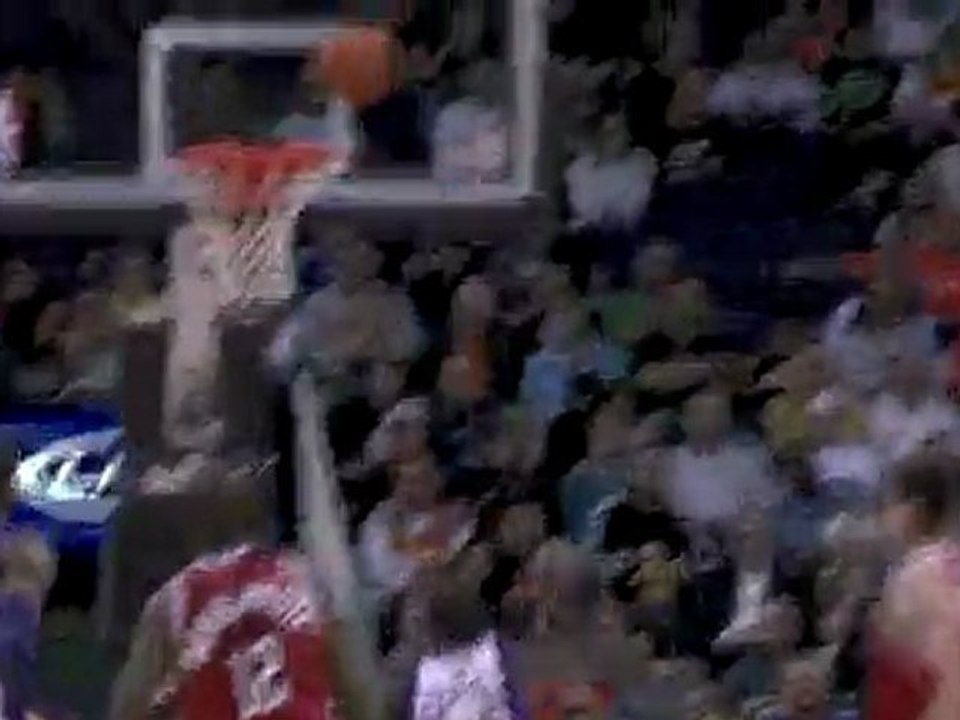 Steve Nash hits Jason Richardson in mid-air for the pretty a