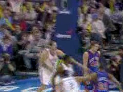 Kevin Durrant hits Thabo Sefolosha with an outlet pass for t