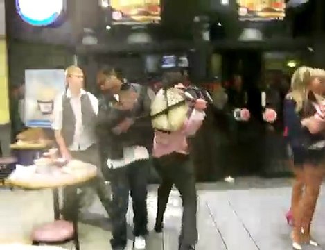 Régis énervé veut lancer une chaise