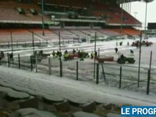 Saint-Etienne: opération déneigement à Geoffroy-Guichard