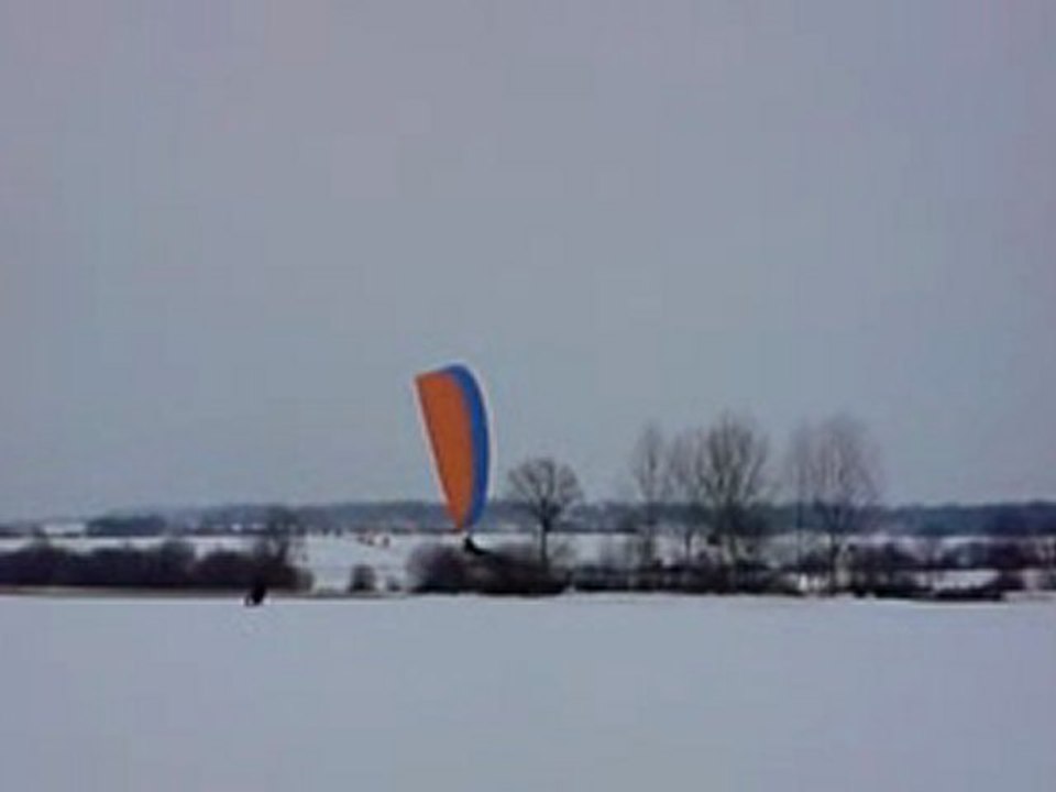 Parapente avec moteur filmé par Mat61