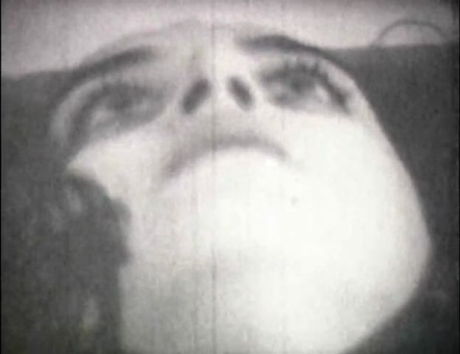 STRASZNY!" ("Intolérable!" en polonais)