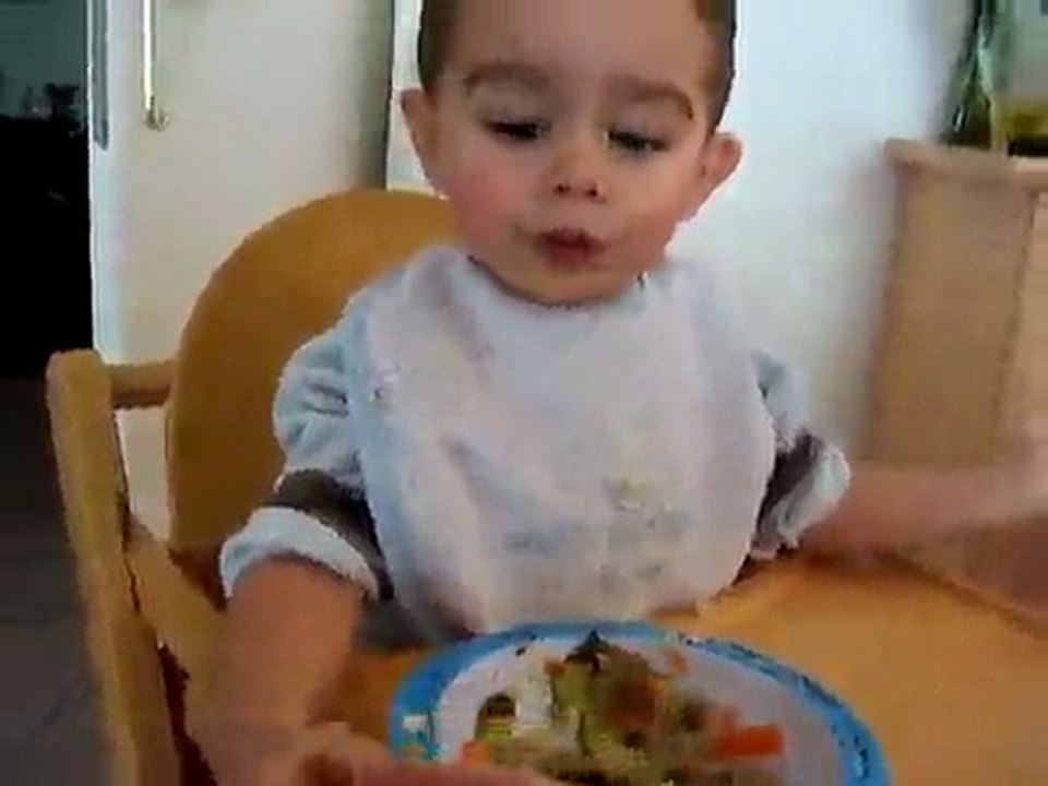 Je mange tout seul, encore, coucou.MOV