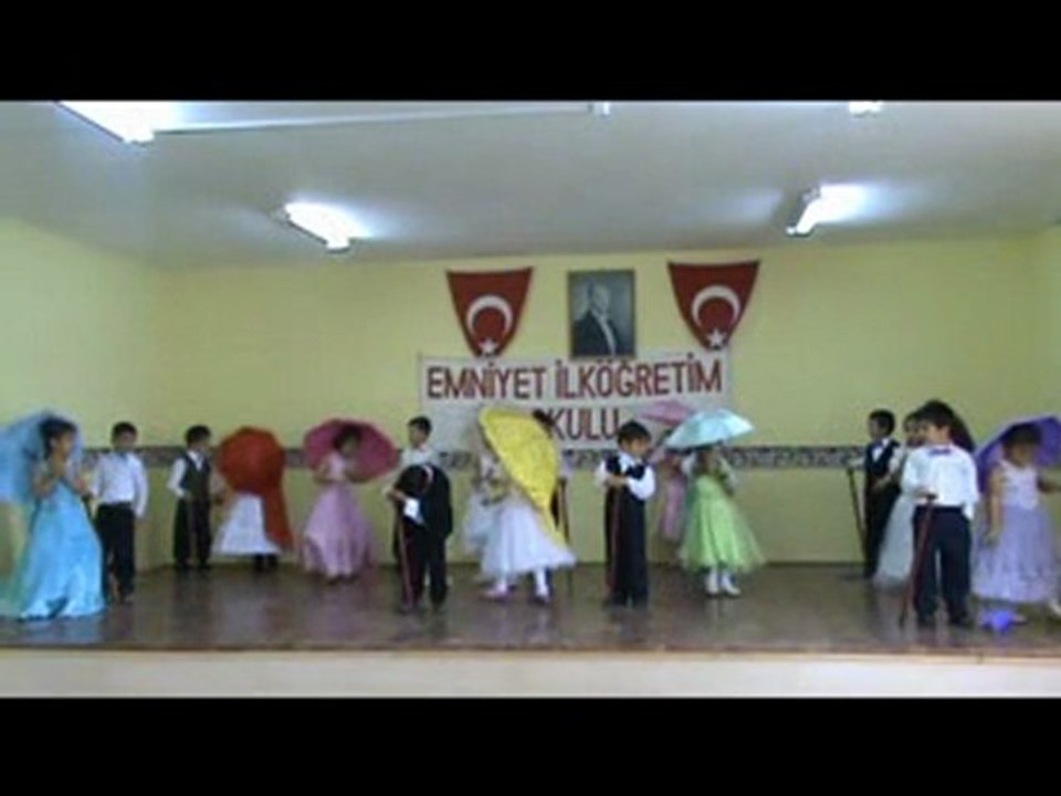 ANA SINIFI USKUDARA GİDER İKEN DANS