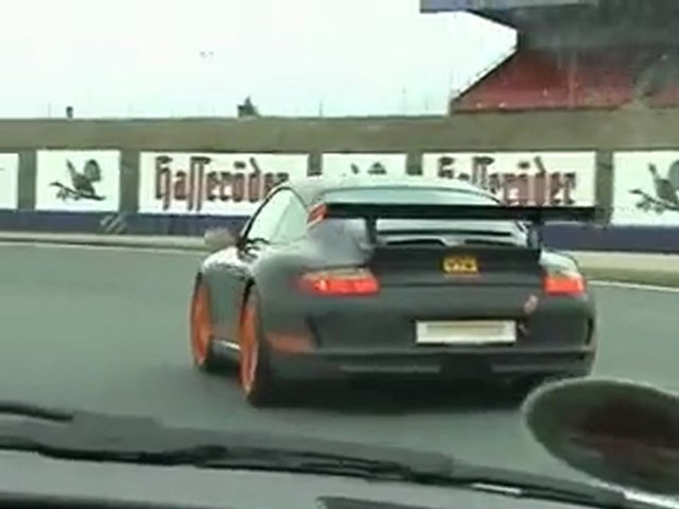 Une Porsche et une Clio Rs sur circuit