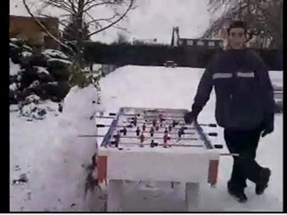 G-ress joue au babyfoot