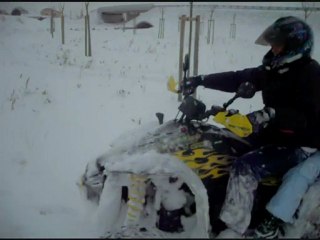 quad dans la neige