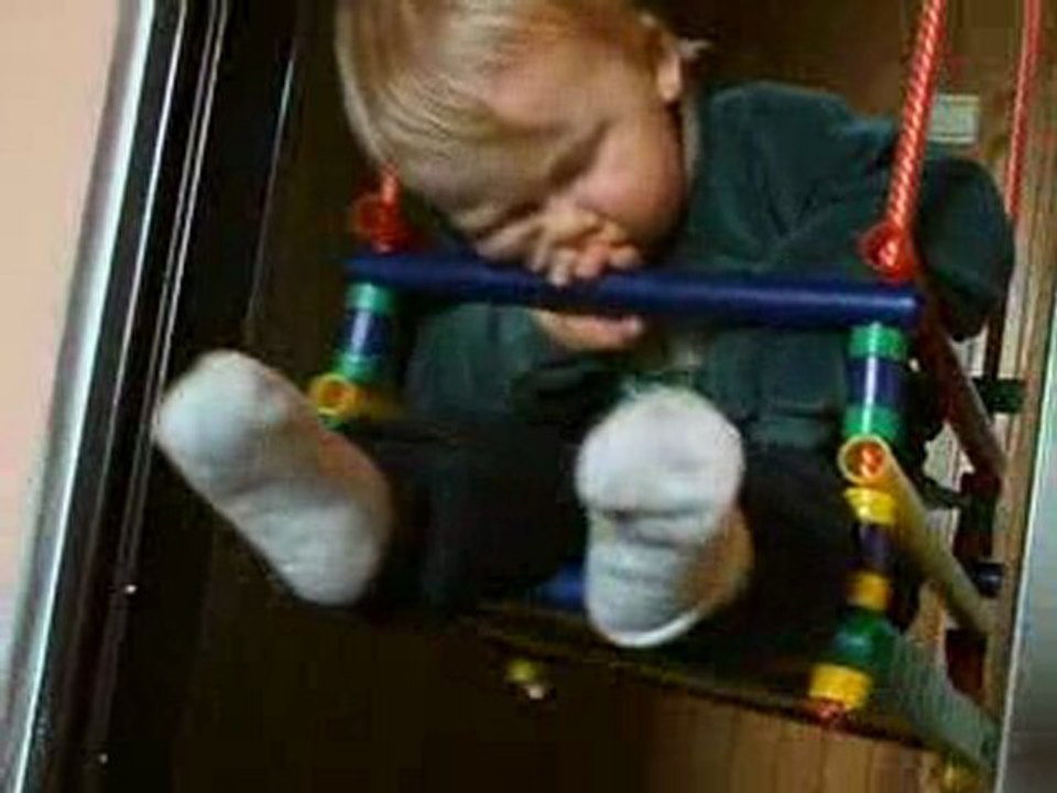 Dorotka śpi na huśtawce