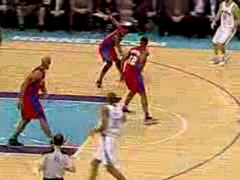 Chris Paul sneaks this bounce pass down low to Devin Brown f