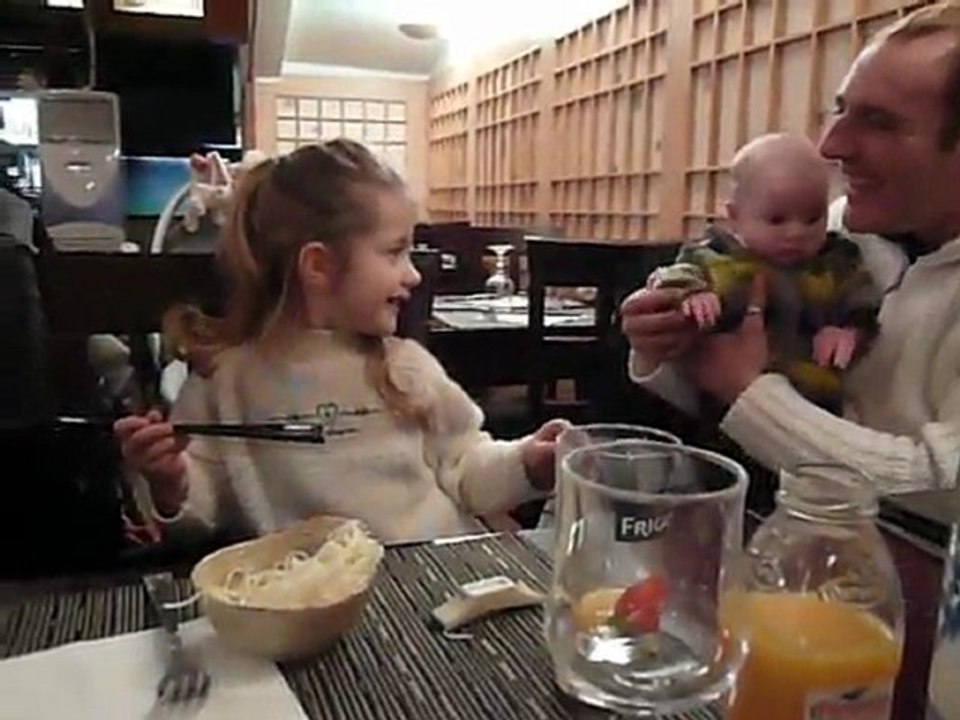 Océane mange japonnais avec les bagettes