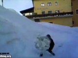 Palla di neve gigante si abbatte su un ragazzino