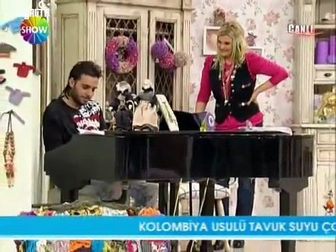 Ismail YK - Piyano ile Nerdesin şarkısını söylüyor [Deryalı