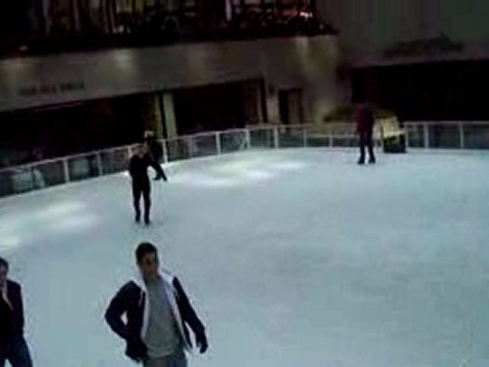 Le patineur fou du rockfeller center à pleurer de rire