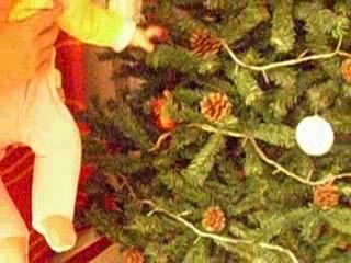 3-12-09 océane décore le sapin !