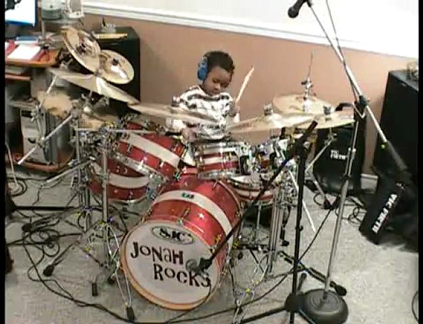Bambino di 5 anni suona la batteria - Video Dailymotion