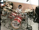 Bambino di 5 anni suona la batteria