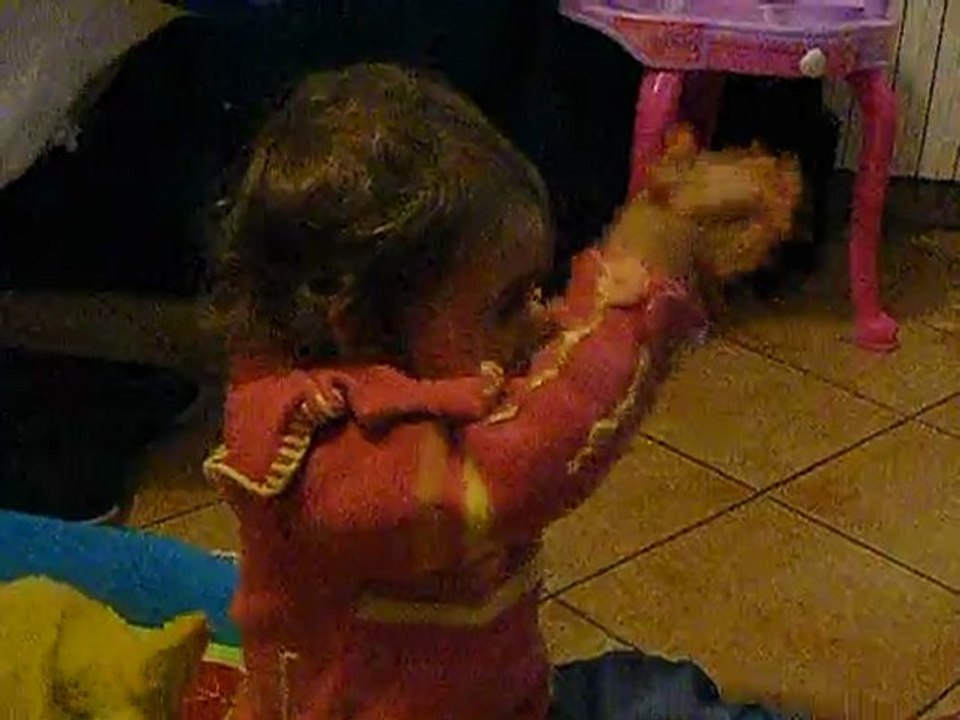 Amelia joue avec sa soeur