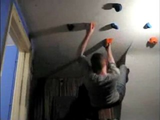 Il fait de l'escalade dans sa maison