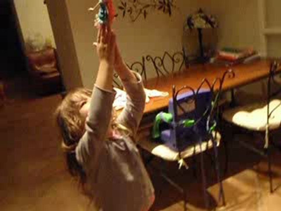 Maria et Gaël joue avec Papy Michel - septembre 2009