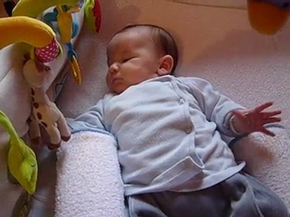 Noah découvre ses jouets pour la première fois !