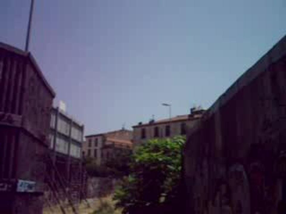 PARKOUR Saut du skatepark