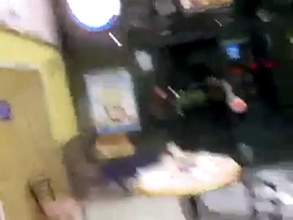 Un client énervé balance une chaise