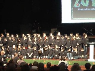 chanson "Tom Bonbadilom" par les écoliers et Jacques Higelin