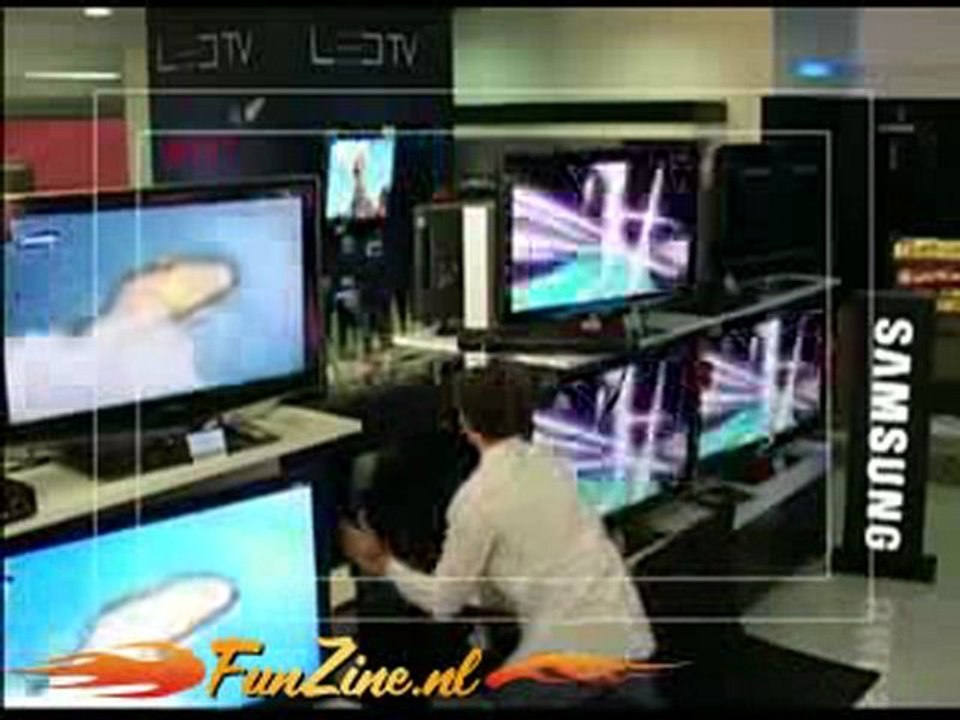 Il essaie de voler une t l LCD homme vol ecran lcd