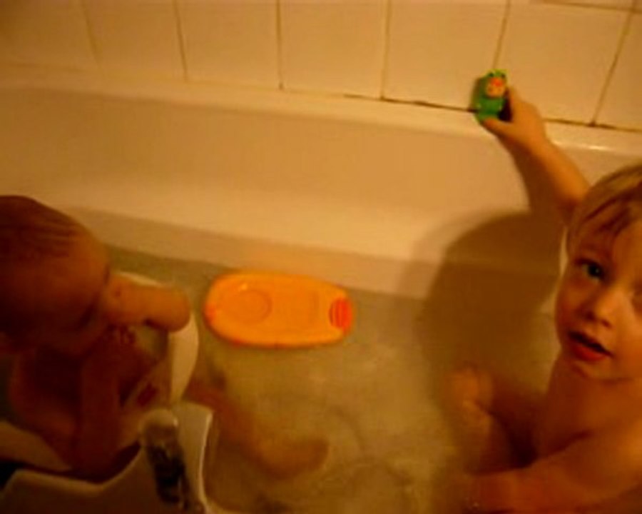 Mathieu et  Simon dans le bain