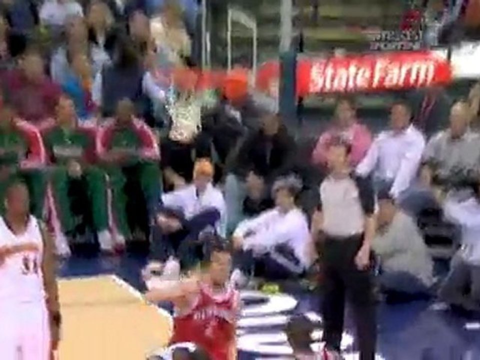 Andrew Bogut throws down the vicious slam on Kelenna Azubuik