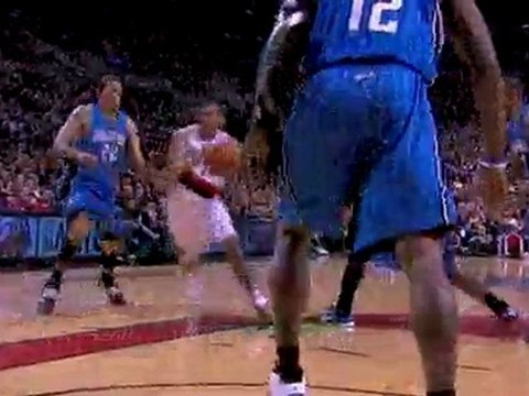 Jeff Pendergraph takes the pass and finishes with a slam.