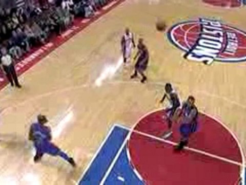 Chucky Atkins throws a nice pass to Charlie Villanueva, who