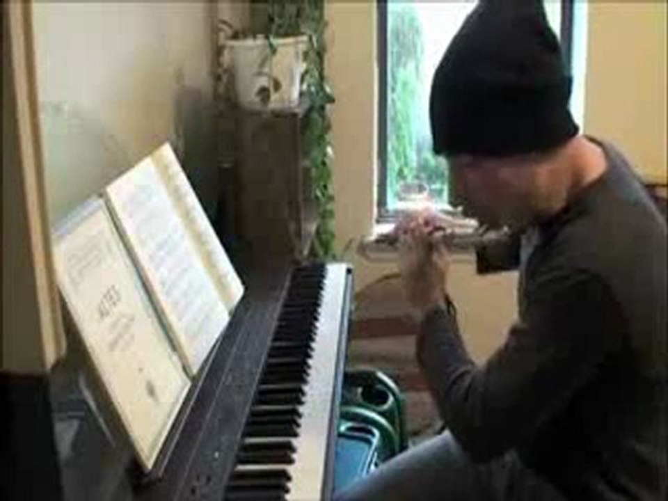 Il joue du piano de la flute et beatbox en même temps