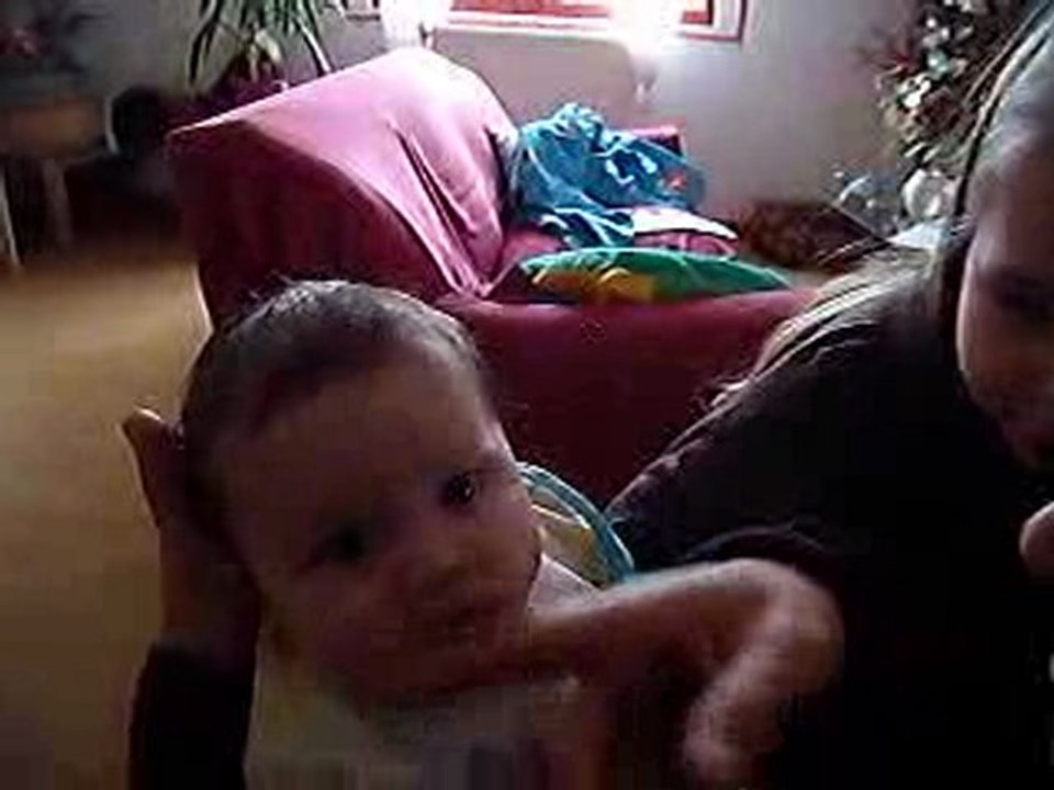 Louis a 2 mois et joue avec sa voix