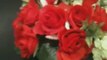 Vase avec bouquet de roses rouges