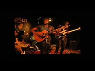 Pytshens kambilo  "Extrait du concert de SATELLITE CAFE"