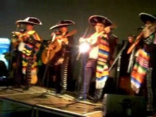 Quizas Luis (Lelo) Lopez Vega avec le Groupe TEQUILA SHOW