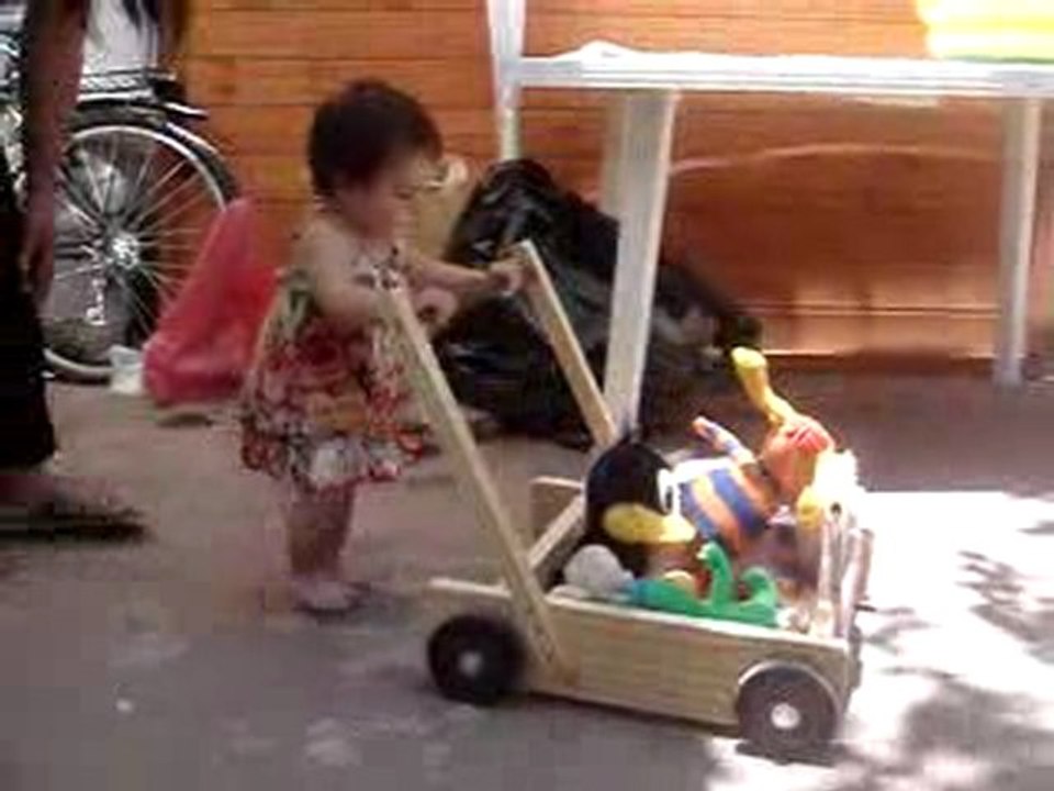 Chiara et son chariot, le debut